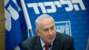 رئيس الوزراء بينيامين نتنياهو يترأس جلسة حزب ’الليكود’ في الكنيست في القدس، 19 يونيو، 2017. (Yonatan Sindel/Flash90)