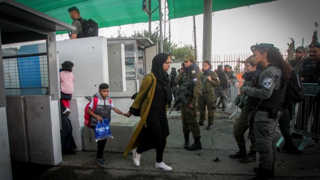 صورة توضيحية لفلسطينيون يمرون عبر حاجز في بيت لحم، 23 يونيو، 2017. (Hashlamoun/FLASH90) صورة توضيحية لفلسطينيون يمرون عبر حاجز في بيت لحم، 23 يونيو، 2017. (Hashlamoun/FLASH90)