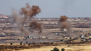 صورة تم إلتقاطها من الجانب الإسرائيلي من الحدود تظهر الدخان المتصاعد من الحدود الإسرائيلية السورية في هضبة الجولان خلال معارك بين المتمردين والجيش السوري داخل سوريا، 25 يونيو، 2017. (Basel Awidat/Flash90)