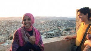 مرشدة ليالي  رمضان شيرين محاجنة  تدعو للمشاركين في الجولة توديع الشمس قبل الافطار  في 22 يونيو 2017. (Amanda Borschel-Dan/Times of Israel)