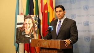 السفير لدى الأمم المتحدة داني دنون يتحدث إلى جانب صورة ضابطة شرطة الحدود المقتولة هداس مالكا في الأمم المتحدة في 29 يونيو 2017. (Courtesy)