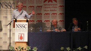 رئيس هيئ ةاركان الجيش السابق بيني غانتس يتحدث خلال مؤتمر في جامعة حيفا، 5 يونيو 2017 (Judah Ari Gross/Times of Israel)
