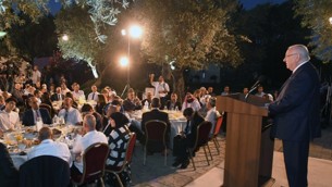 الرئيس رؤوفن ريفلين يستضيف قادة مسلمين ودبلوماسيين اجانبلوجبة افطار رمضاني في منزل الرئيس في القدس، 12 يونيو 2017 (Mark Neiman/GPO)