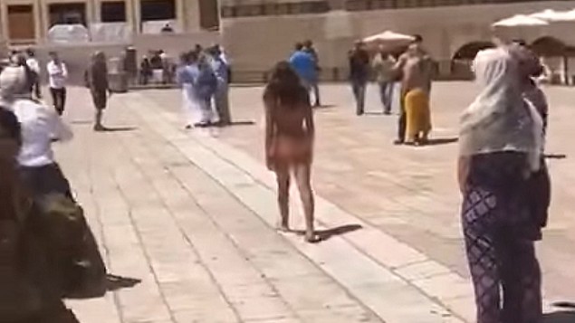 امرأة اسرائيلية تتعرى في باحة الحائط الغربي، 11 يونيو 2017 (screen capture: YouTube)