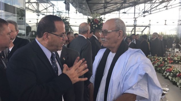 يجتمع وزير الليكود أيوب قرا مع رئيس وزراء الجمهورية الصحراوية في جنوب المغرب عبد القادر طالب عمر في الإكوادور في 24 مايو 2017. (Courtesy) يجتمع وزير الليكود أيوب قرا مع رئيس وزراء الجمهورية الصحراوية في جنوب المغرب عبد القادر طالب عمر في الإكوادور في 24 مايو 2017. (Courtesy)