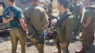 مسعفون في الجيش الإسرائيلي يقدمون العلاج لامرأة فلسطينية طعنت جنديا خارج مستوطنة ميفو دوتان شمال الضفة الغربية، 1 يونيو، 20017. (Samaria Regional Council)