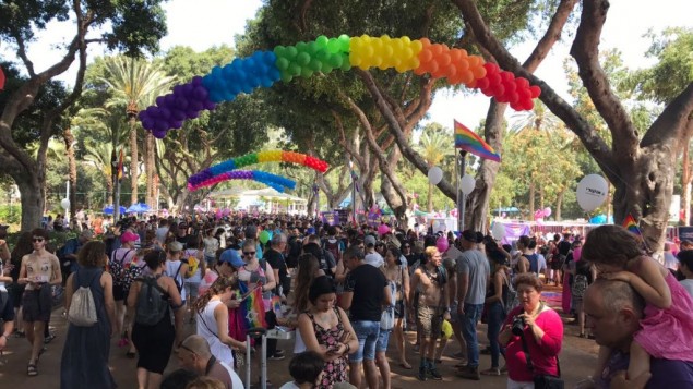 الجماهير تتجمع قبل انطلاق موكب الفخر في تل ابيب، 9 يونيو 2017 (Luke Tress/Times of Israel)