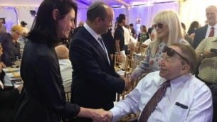 وزير التعليم نفتالي بينيت (وسط الصورة) وزوجته غيلات يصافحان شيلدون أديلسون (من اليمين) وزوجته ميريام خلال حفل وضع حجر الأساس لكلية الطب الجديدة في جماعة أريئيل، 28 يونيو، 2017. (Courtesy)