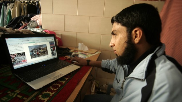 رجل فلسطيني يتصفح الانترنت في رفح، جنوب قطاع غزة، عام 2011 (Abed Rahim Khatib/Flash90)