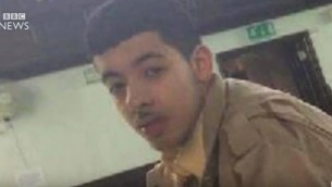صورة نشرتها السلطات البريطانية لسلمان العبيدي، المشتبه بوقوفه وراء الهجوم الإنتحاري في حفل موسيقي للمغنية الأمريكية أريانا غراندي في ’مانشستر أرينا’ في 22 مايو، 2017. (لقطة شاشة: YouTube via BBC News)