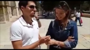 زوج يهودي يجري مراسيم زواجا سرا في الحرم القدسي، 29 يونيو 2017 (screen capture: YouTube)