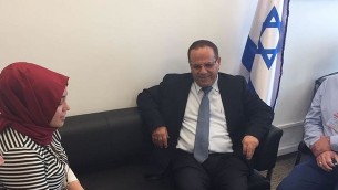 الصحافية التركية سيما إيراز تلتقي بوزير الاتصالات أيو قرا في مكتبه في الكنيست، في القدس، 27 يونيو، 2017. (وزارة الاتصالات)