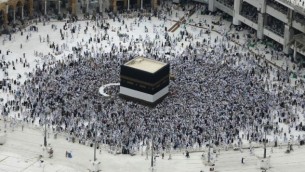 الحجاج المسلمون من جميع أنحاء العالم يطوفون حول الكعبة في المسجد الحرام في مدينة مكة السعودية، 9 سبتمبر، 2016، قبل يوم من بدء مناسك الحج السنوية. (AFP/Ahmad Gharabli)