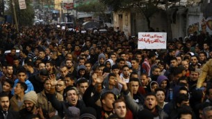 فلسطينيون يهتفون شعارات خلال تظاهرة احتجاجا على أزمة الكهرباء المستمرة في مخيم اللاجئين جباليا في شمال قطاع غزة، 12 يناير، 2017. (AFP/Mohammed Abed)