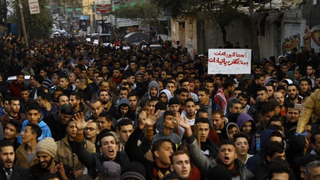 فلسطينيون يهتفون شعارات خلال تظاهرة احتجاجا على أزمة الكهرباء المستمرة في مخيم اللاجئين جباليا في شمال قطاع غزة، 12 يناير، 2017. (AFP/Mohammed Abed) فلسطينيون يهتفون شعارات خلال تظاهرة احتجاجا على أزمة الكهرباء المستمرة في مخيم اللاجئين جباليا في شمال قطاع غزة، 12 يناير، 2017. (AFP/Mohammed Abed)