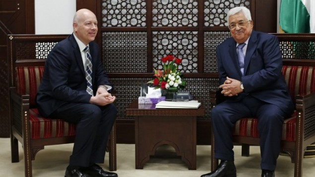 رئيس السلطة الفلسطينية محمود عباس (من اليمين) يلتقي بجيسون غرينبلات، مبعوث الرئيس الأمريكي دونالد ترامب الخاص للمحادثات الدولية، في مدينة رام الله في الضفة الغربية، 14 مارس، 2017. (AFP Photo/Abbas Momani)