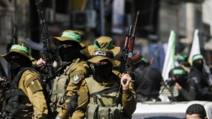 عنصار من الذراع العسكري لحركة حماس يشاركون في جنازة القيادي في الحركة، مازن فقهاء، في مدينة غزة، 25 مارس، 2017. (AFP/Mahmud Hams)