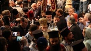 البطريرك الأرثوذكسي اليوناني ثيوفيلوس الثالث يترأس قداس "سبت النور" حيث يحتشد الآلاف في كنيسة القيامة في المدينة القديمة في القدس، 15 أبريل، 2017. (AFP PHOTO / GALI TIBBON)