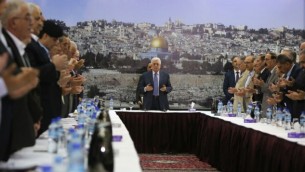 رئيس السلطة الفلسطينية محمود عباس وحكومته يقومون بتلاوة صلاة خلال جلسة في رام الله، 11 سبتمبر، 2014.(Photo credit: AFP/ ABBAS MOMANI)