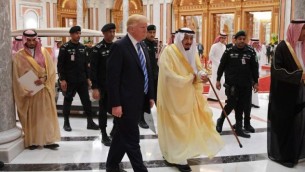 الرئيس الأمريكي دونالد ترامب وملك المملكة العربية السعودية سلمان بن عبد العزيز آل سعود يصلان إلى القمة العربية الإسلامية الأمريكية في مركز الملك عبد العزيز للمؤتمرات بالرياض يوم 21 مايو 2017. (AFP PHOTO / MANDEL NGAN)