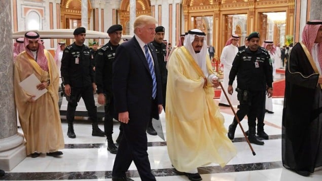الرئيس الأمريكي دونالد ترامب وملك المملكة العربية السعودية سلمان بن عبد العزيز آل سعود يصلان إلى القمة العربية الإسلامية الأمريكية في مركز الملك عبد العزيز للمؤتمرات بالرياض يوم 21 مايو 2017. (AFP PHOTO / MANDEL NGAN) الرئيس الأمريكي دونالد ترامب وملك المملكة العربية السعودية سلمان بن عبد العزيز آل سعود يصلان إلى القمة العربية الإسلامية الأمريكية في مركز الملك عبد العزيز للمؤتمرات بالرياض يوم 21 مايو 2017. (AFP PHOTO / MANDEL NGAN)