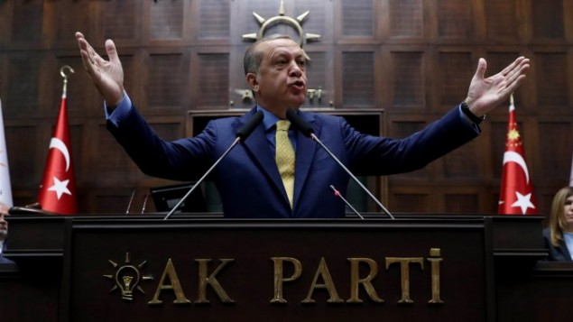 الرئيس التركي رجب طيب اردوغان خلال خطاب امام جلسة لحزب العدالة والتنمية في البرلمان التركي في انقرة، 30 مايو 2017 (AFP Photo/Adem Altan)