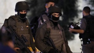 أفراد من قوات الأمن الإسرائيلية يقومون بدوريات خارج بوابة دمشق في البلدة القديمة بالقدس في 16 يونيو / حزيران 2017، بعد الهجوم الذي تعرضت فيه ضابطة شرطة الحدود، هداس مالكا، للطعن حتى الموت. (AFP Photo/Thomas Coex)