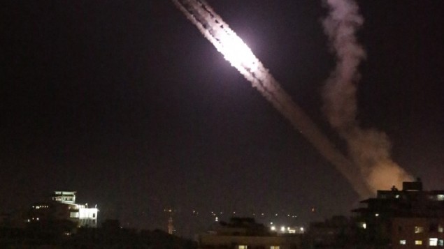 صورة توضيحية: صواريخ فلسطينية تم إطلاقها من مدينة غزة باتجاه إسرائيل في أعقاب غارات جوية إسرائيلية في 17 يوليو، 2014. (AFP/Thomas Coex) صورة توضيحية: صواريخ فلسطينية تم إطلاقها من مدينة غزة باتجاه إسرائيل في أعقاب غارات جوية إسرائيلية في 17 يوليو، 2014. (AFP/Thomas Coex)