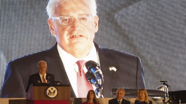 السفير الامريكي الى اسرائيل دافيد فريدمان خلال احتفال بيوم الاستقلال الامريكي في منزل السفير في هرتسليا، 3 يوليو 2017 (AFP / Heidi Levine)