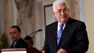 رئيس السلطة الفلسطينية محمود عباس يتحدث خلال مؤتمر صحفي بعد لقائه مع الرئيس التونسي الباجي قائد السبسي في 6 يوليو، 2017، في قصر قرطاج الرئاسي، بالقرب من العاصمة تونس. ( AFP PHOTO / FETHI BELAID)