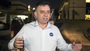 آفي غاباي يتحدث مع صحفيين في تل ابيب قبل الاعلان عن نتائج الانتخابات التمهيدية لحزب العمل، 10 يوليو 2017 (AFP Photo/Jack Guez)