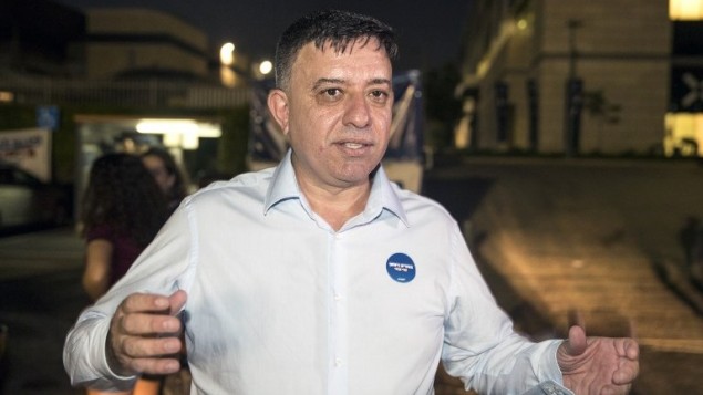آفي غاباي يتحدث مع صحفيين في تل ابيب قبل الاعلان عن نتائج الانتخابات التمهيدية لحزب العمل، 10 يوليو 2017 (AFP Photo/Jack Guez)