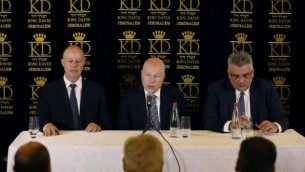 مبعوث الرئيس الاميركي دونالد ترامب في الشرق الاوسط جيسون غرينبلات، جالسا بجانب وزير التعاون الاقليمي الاسرائيلي تساحي هانغبي، ومازن غنايم، رئيس سلطة المياه الفلسطينية، خلال مؤتمر صحفي حول اتفاق تقاسم المياه بين الاردن، إسرائيل والسلطة الفلسطينية، في القدس، 13 يوليو / تموز 2017. (AFP/POOL/RONEN ZVULUN)