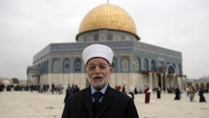 مفتي القدس محمد حسين يقف أمام قبة الصخرة في الحرم القدسي، البلدة القديمة في مدينة القدس. (Ahmad Gharabli/AFP)