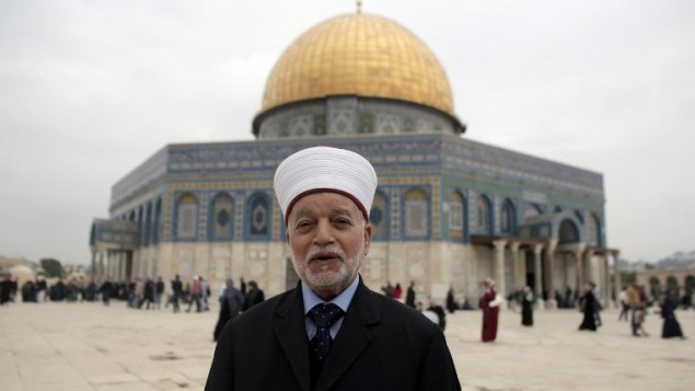 مفتي القدس محمد حسين يقف أمام قبة الصخرة في الحرم القدسي، البلدة القديمة في مدينة القدس. (Ahmad Gharabli/AFP) مفتي القدس محمد حسين يقف أمام قبة الصخرة في الحرم القدسي، البلدة القديمة في مدينة القدس. (Ahmad Gharabli/AFP)