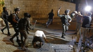 مواجهات بين الشرطة الإسرائيلية ومحتجين فلسطينيين أمام باب الأسباط في البلدة القديمة في القدس، 18 يوليو، 2017. (AFP/AHMAD GHARABLI)