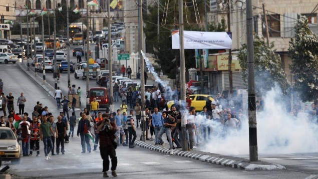 اشتباك المتظاهرون الفلسطينيون مع قوات الأمن الإسرائيلية في مدينة بيت لحم بالضفة الغربية في 19 يوليو / تموز 2017 بعد مظاهرة ضد إجراءات أمنية إسرائيلية جديدة في الحرم القدسي. (AFP/Musa Al Shaer) اشتباك المتظاهرون الفلسطينيون مع قوات الأمن الإسرائيلية في مدينة بيت لحم بالضفة الغربية في 19 يوليو / تموز 2017 بعد مظاهرة ضد إجراءات أمنية إسرائيلية جديدة في الحرم القدسي. (AFP/Musa Al Shaer)