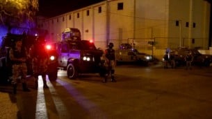 قوات الأمن الأردنية تقف للحراسة خارج السفارة الإسرائيلية في عمان بعد وقوع "حادث" في 23 يوليو / تموز 2017.  (AFP Photo/Khalil Mazraawi)