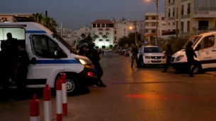 قوات الأمن الأردنية تقف  خارج السفارة الإسرائيلية في حي الرابية السكني في العاصمة عمان في 23 يوليو / تموز 2017. (AFP/Khalil Mazraawi)