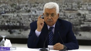 رئيس السلطة الفلسطينية محمود عباس يتحدث خلال اجتماع في مدينة رام الله في الضفة الغربية، 25 يوليو، 2017. (AFP Photo/Abbas Momani)