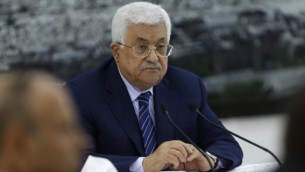 رئيس السلطة الفلسطينية محمود عباس خلال اجتماع للقيادة الفلسطينية في مدينة رام الله بالضفة الغربية في 25 يوليو 2017. ( AFP/ABBAS MOMANI)