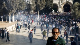 قوات الأمن تطلق الغاز المسيل للدموع في الحرم القدسي خلال اشتباكات 27 يوليو 2017.( AFP Photo/Ahmad Gharabli)