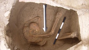 مكان دفن أحد الذين تم تحليلهم في دراسة الكنعانيين، من حوالي 1600 قبل الميلاد. (Dr. Claude Doumet-Serhal/Wellcome Trust Sanger Institute)
