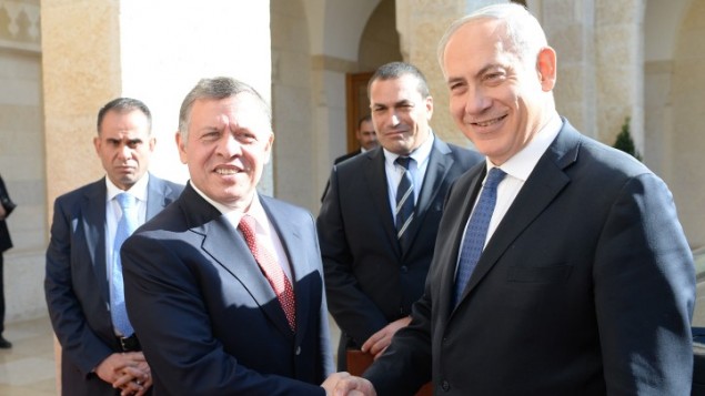 يجتمع رئيس الوزراء بنيامين نتنياهو (يمين) مع العاهل الأردني الملك عبد الله الثاني في الأردن في كانون الثاني / يناير 2014. (photo credit: Kobi Gideon / GPO/FLASH90) يجتمع رئيس الوزراء بنيامين نتنياهو (يمين) مع العاهل الأردني الملك عبد الله الثاني في الأردن في كانون الثاني / يناير 2014. (photo credit: Kobi Gideon / GPO/FLASH90)