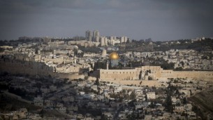صورة للقدس تظهر المدينة القديمة  مع أجزاء جديدة من المدينة في الخلفية، 9 يناير 2017. (Yonatan Sindel/Flash90)