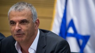 وزير المالية موشيه كحلون يتحدث خلال جلسة للجنة العمل والرفاه والصحة في الكنيست في القدس، 19 يونيو، 2017. (Yonatan Sindel/Flash90)