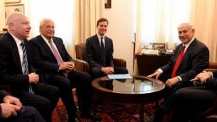 السفير الأمريكي لدى إسرائيل دافيد فريدمان والمبعوثان الخاصان للرئيس الأمريكي دونالد ترامب جاريد كوشنر وجيسون غرينبلات يجتمعان مع رئيس الوزراء بنيامين نتنياهو في مكتب رئيس الوزراء في القدس، 21 يونيو / حزيران 2017. (Matty Stern/US Embassy Tel Aviv)