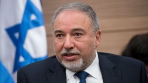 وزير الدفاع أفيغدور ليبرمان يحظر جلسة للجنة الكنيست للشؤون الخارجية والدفاع في الكنيست، 26 يونيو، 2017. (Yonatan Sindel/Flash90)
