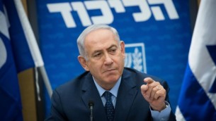 رئيس الوزراء بينيامين نتنياهو يرأس جلسة لحزب ’الليكود’ في الكنيست، في القدس، 10 يوليو، 2017. (Yonatan Sindel/Flash90)