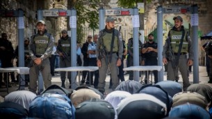 مسلمون يصلون أمام البوابات الإلكترونية التي تم وضعها خارج الحرم القدسي، في البلدة القديمة في مدينة القدس، 16 يوليو، 2017. (Yonatan Sindel/Flash90)